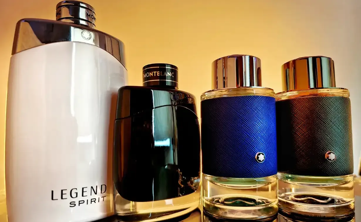 Mot nguoi dan ong tu tin xit nuoc hoa Montblanc Explorer truoc khi di lam hoac gap go